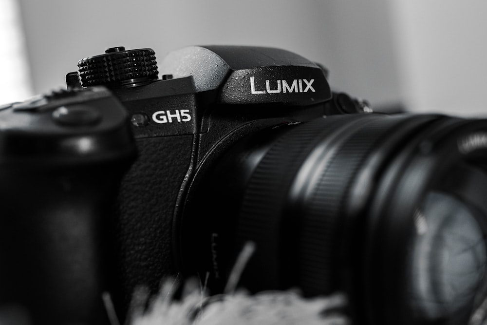 Schwarze Nikon DSLR-Kamera auf weißem Textil