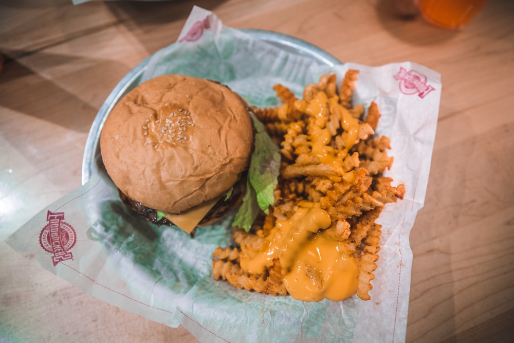 白い紙にフライドポテトとハンバーガー