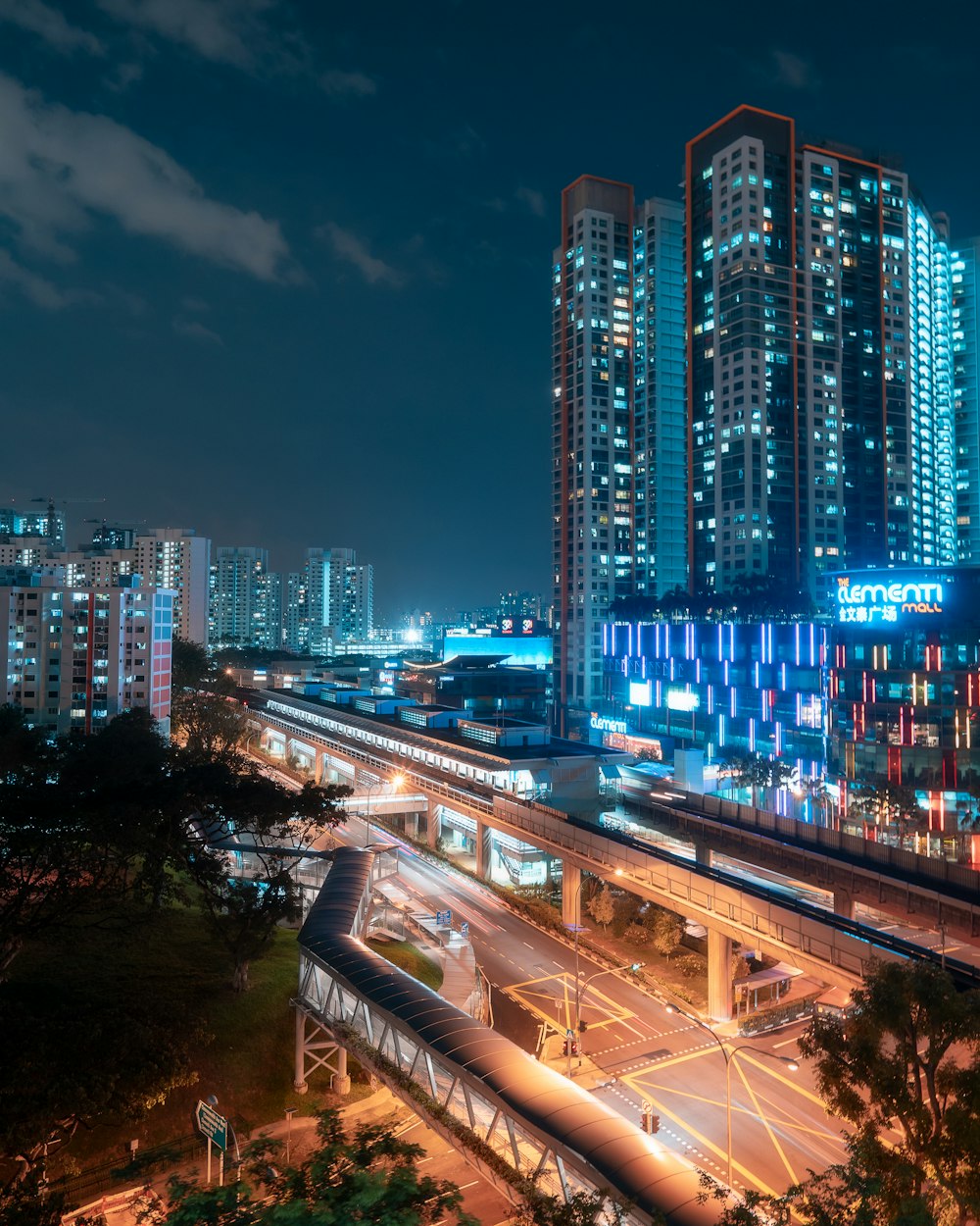 edificios de la ciudad durante la noche