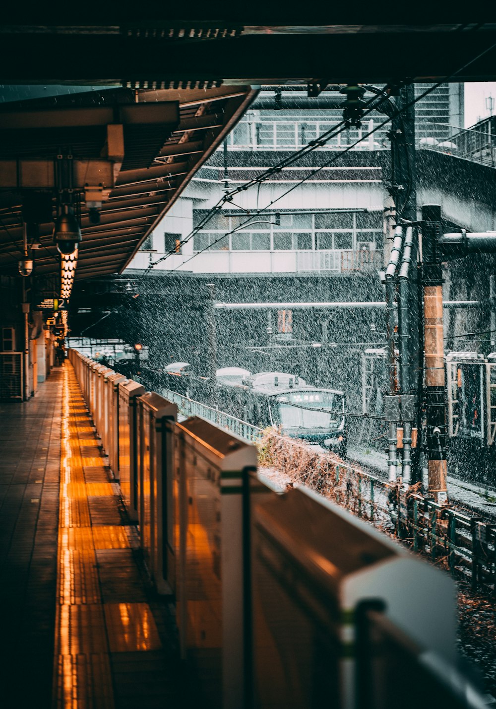 Personas caminando en la estación de tren durante el día