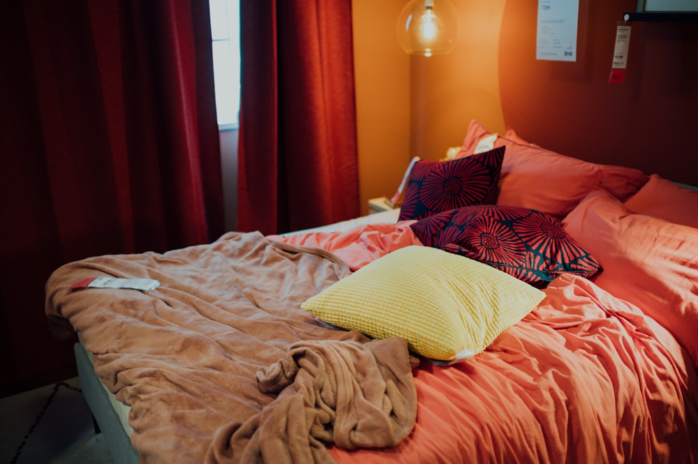 침대에 흰색과 분홍색 침대 베개
