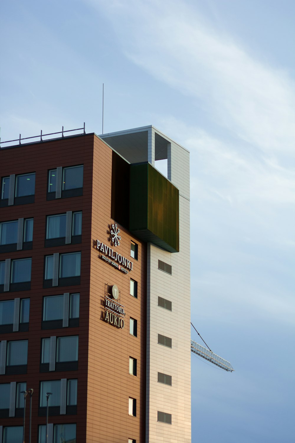 Edificio de hormigón marrón bajo el cielo blanco durante el día