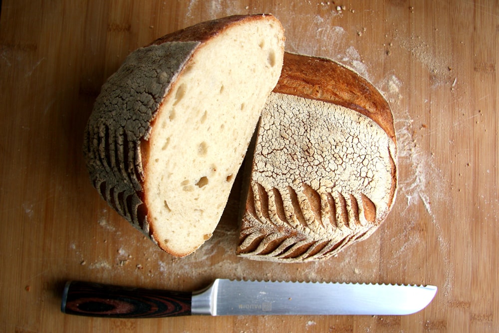 pan de molde en tabla de cortar de madera marrón