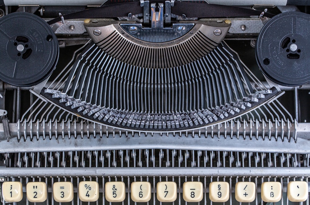machine à écrire noir et blanc sur table blanche