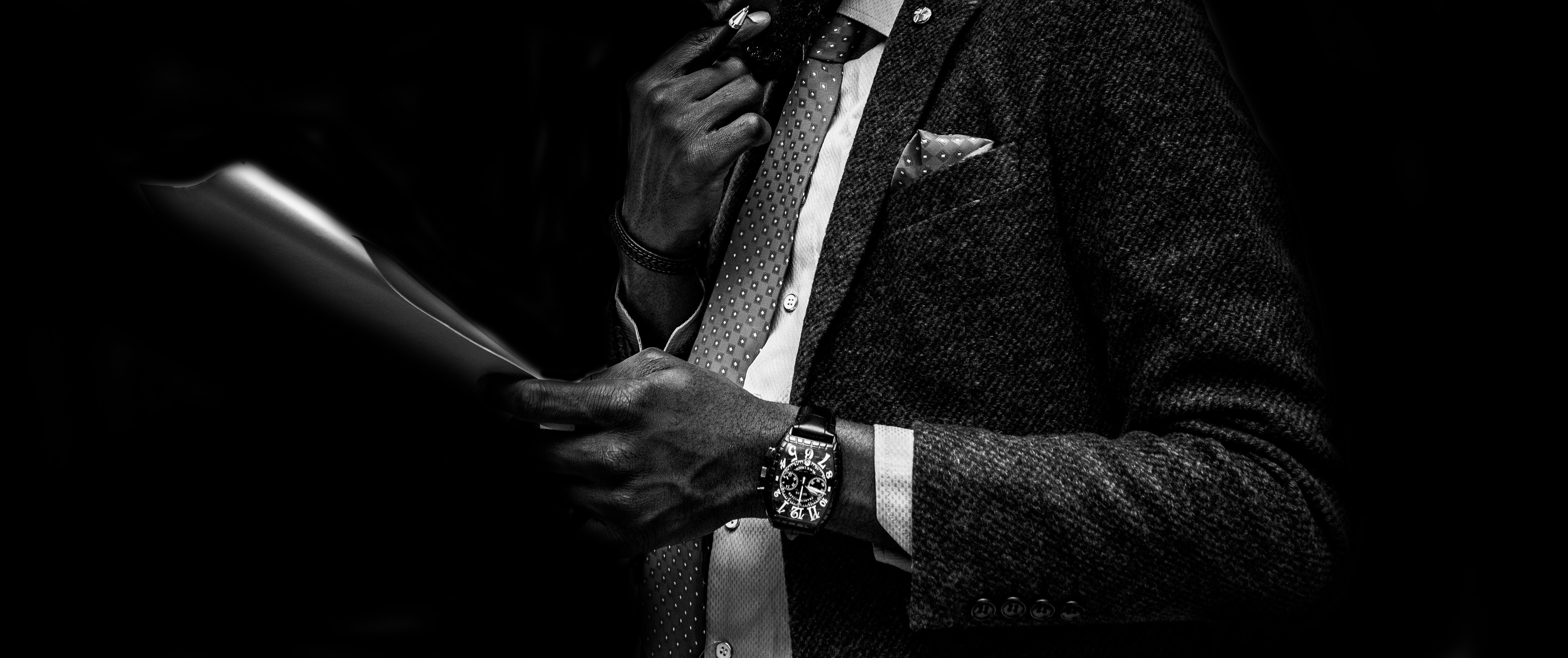 Modern bir ofis ortamında kararlı ve vizyoner bir duruş sergileyen, stratejik planlama yapan otoriter bir iş lideri.