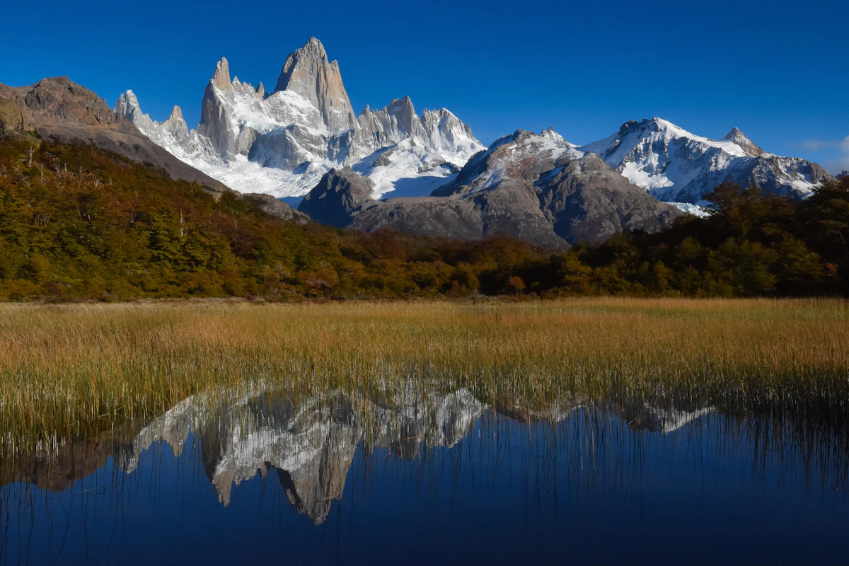 Monte Fitz Roy y su reflejo en una laguna, El Chaltén, Patagonia argentina