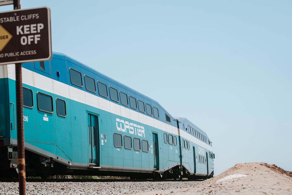 Tren blanco y azul en el riel durante el día