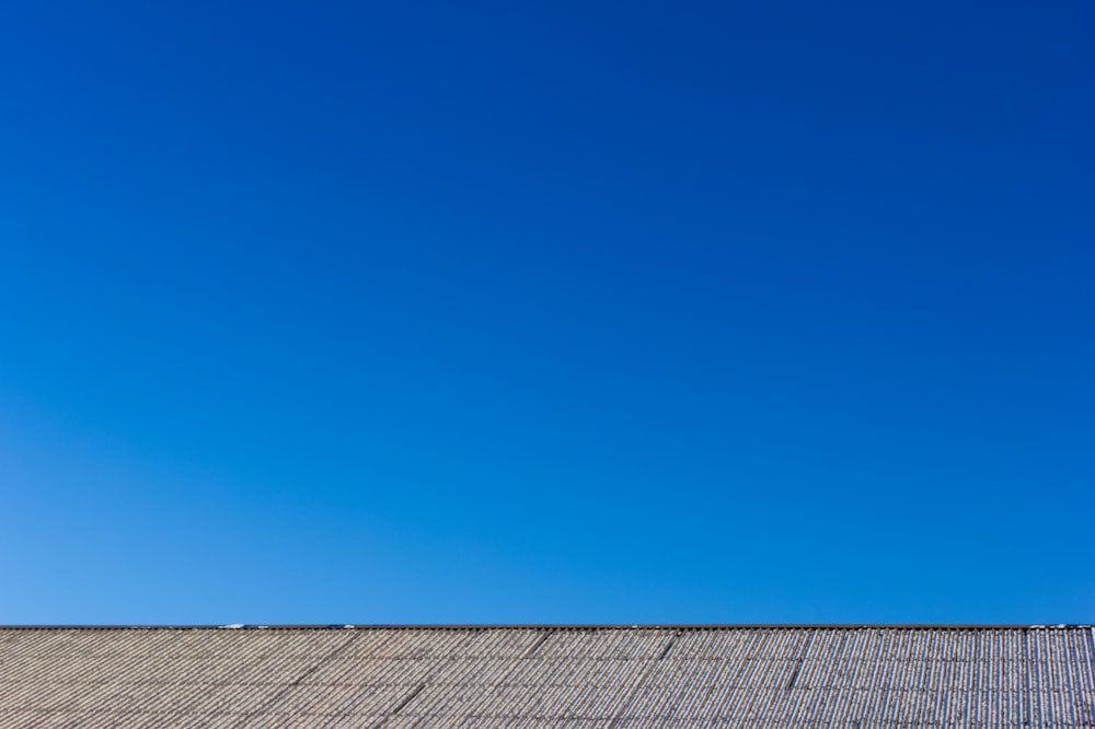 昼間の青空に覆われた灰色の屋根