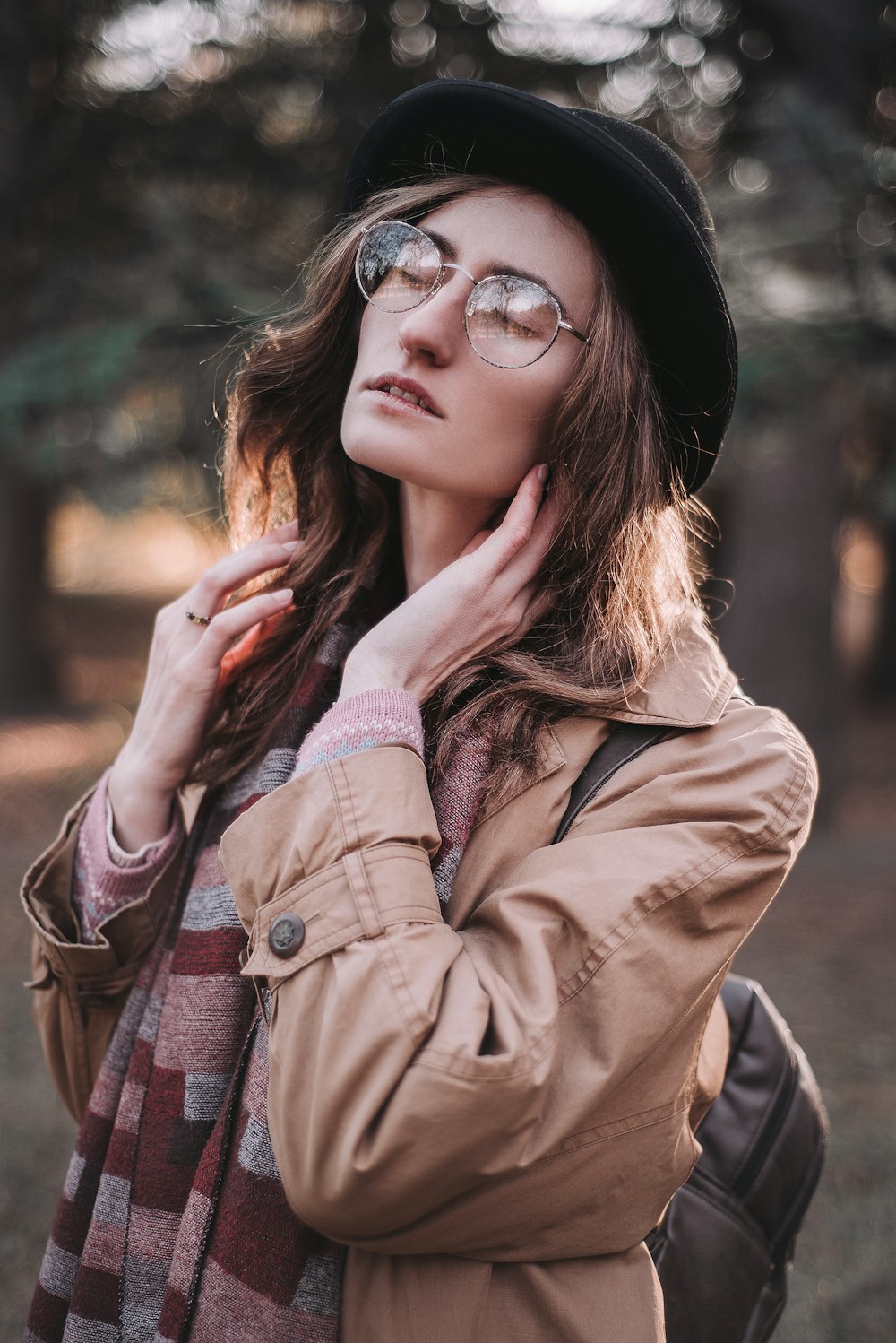 Mujer con chaqueta de cuero marrón con gafas de sol negras