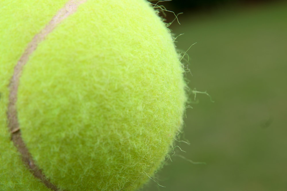 Pelota de tenis verde en fotografía de primer plano