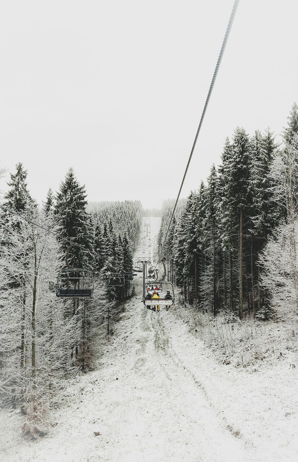 rot-weiße Seilbahn auf schneebedecktem Untergrund