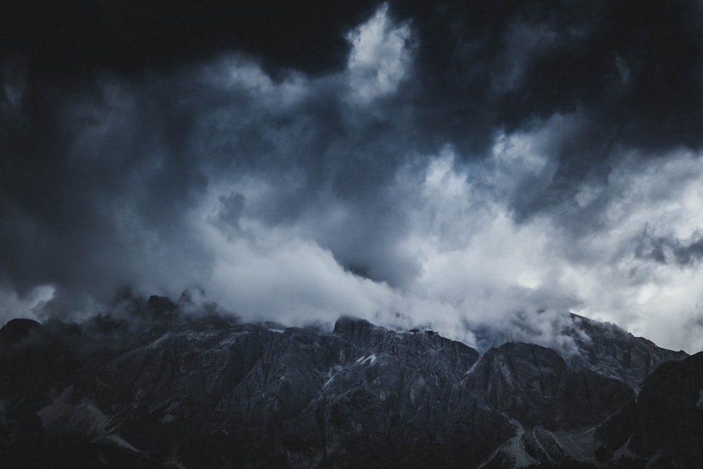 灰色の雲の下の黒と白の山