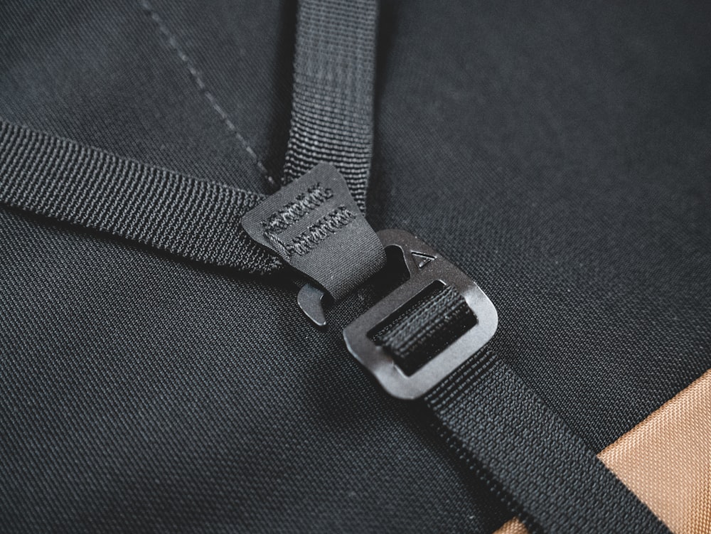 Boucle de ceinture argentée sur textile noir