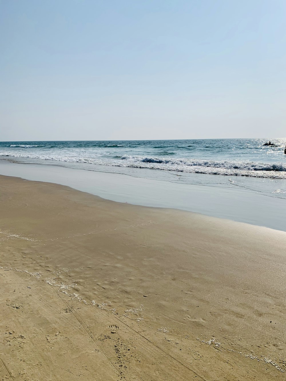 sea waves crashing on shore during daytime