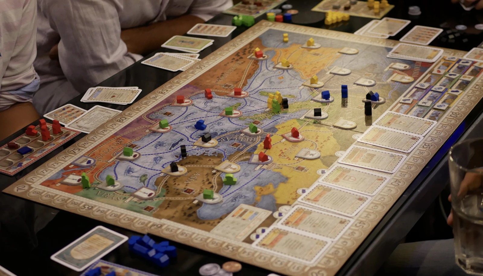 Amis réunis autour d'une table pour jouer à un jeu de société