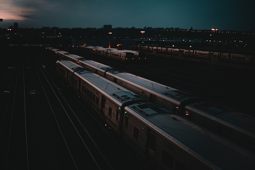 Tren blanco y negro durante la noche