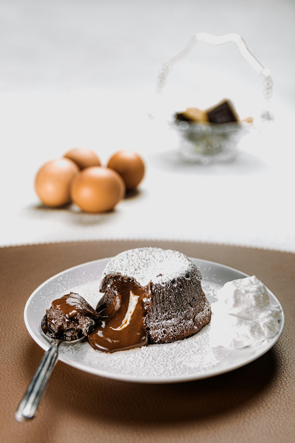 白い陶板にチョコレートケーキ