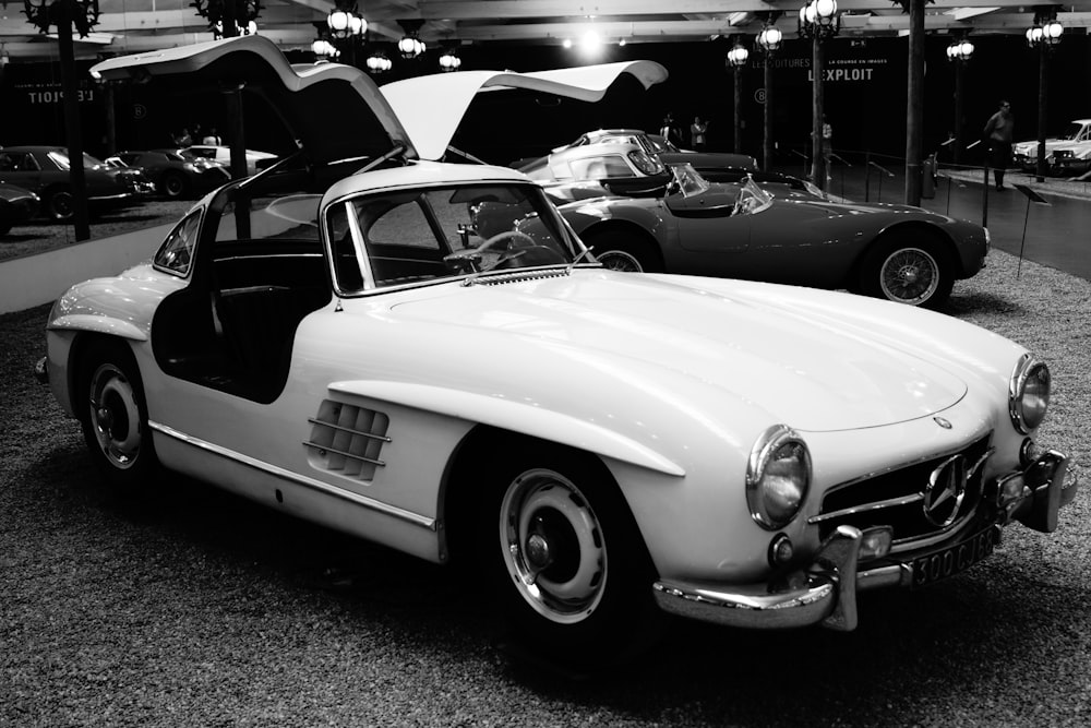 Foto in scala di grigi di un'auto d'epoca