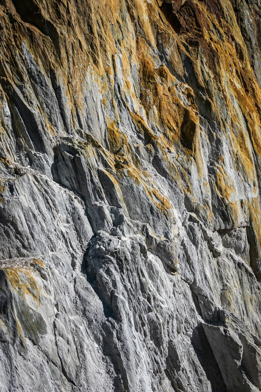 formação rochosa cinza e marrom
