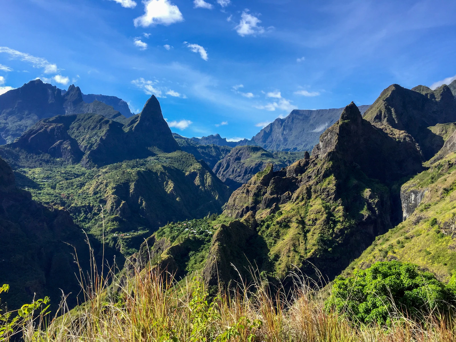 Panorama ensoleillé des reliefs et vallées du cirque de Mafate à La Réunion