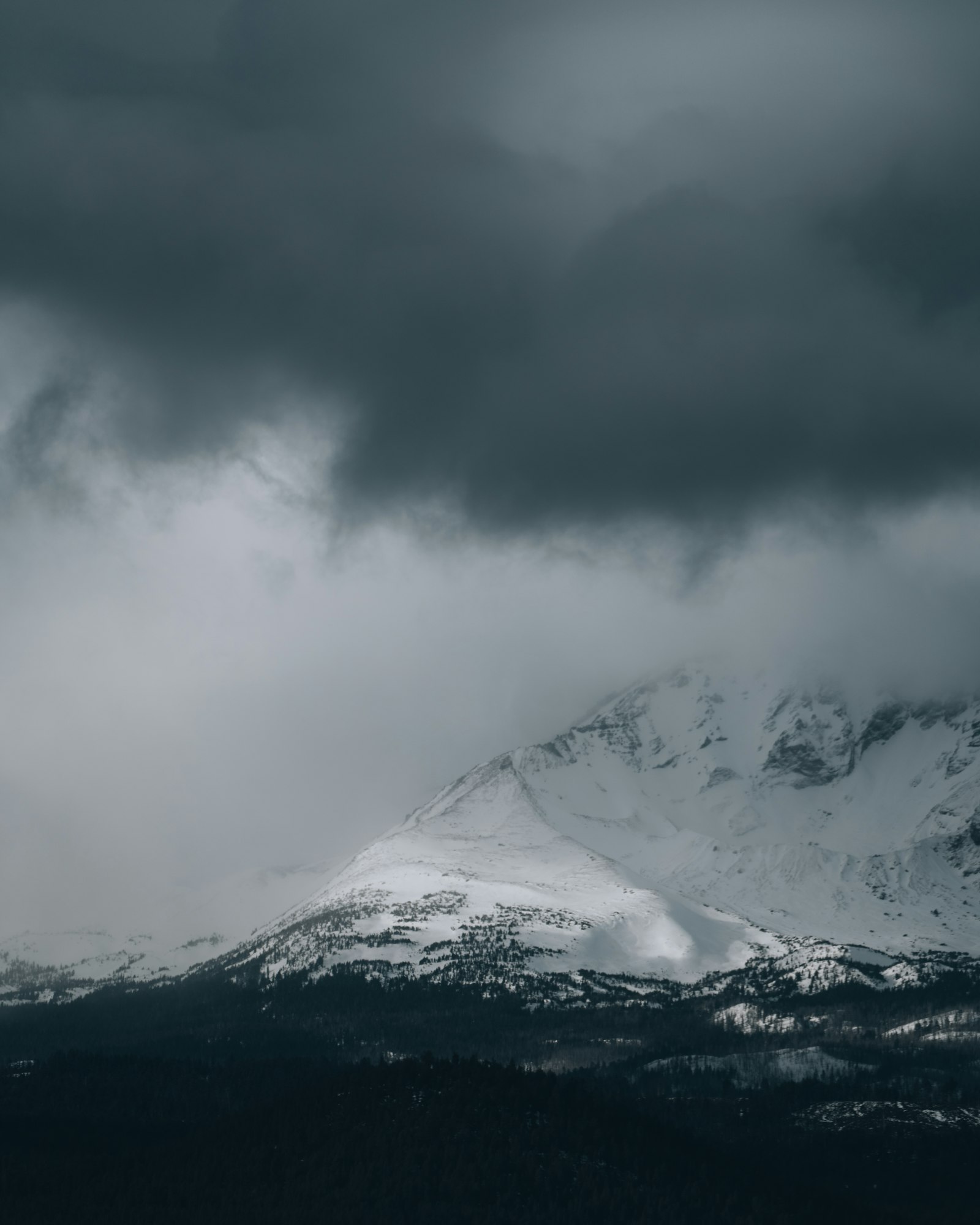 Sony a7R IV + Sony FE 100-400mm F4.5-5.6 GM OSS sample photo. Snow covered mountain under photography