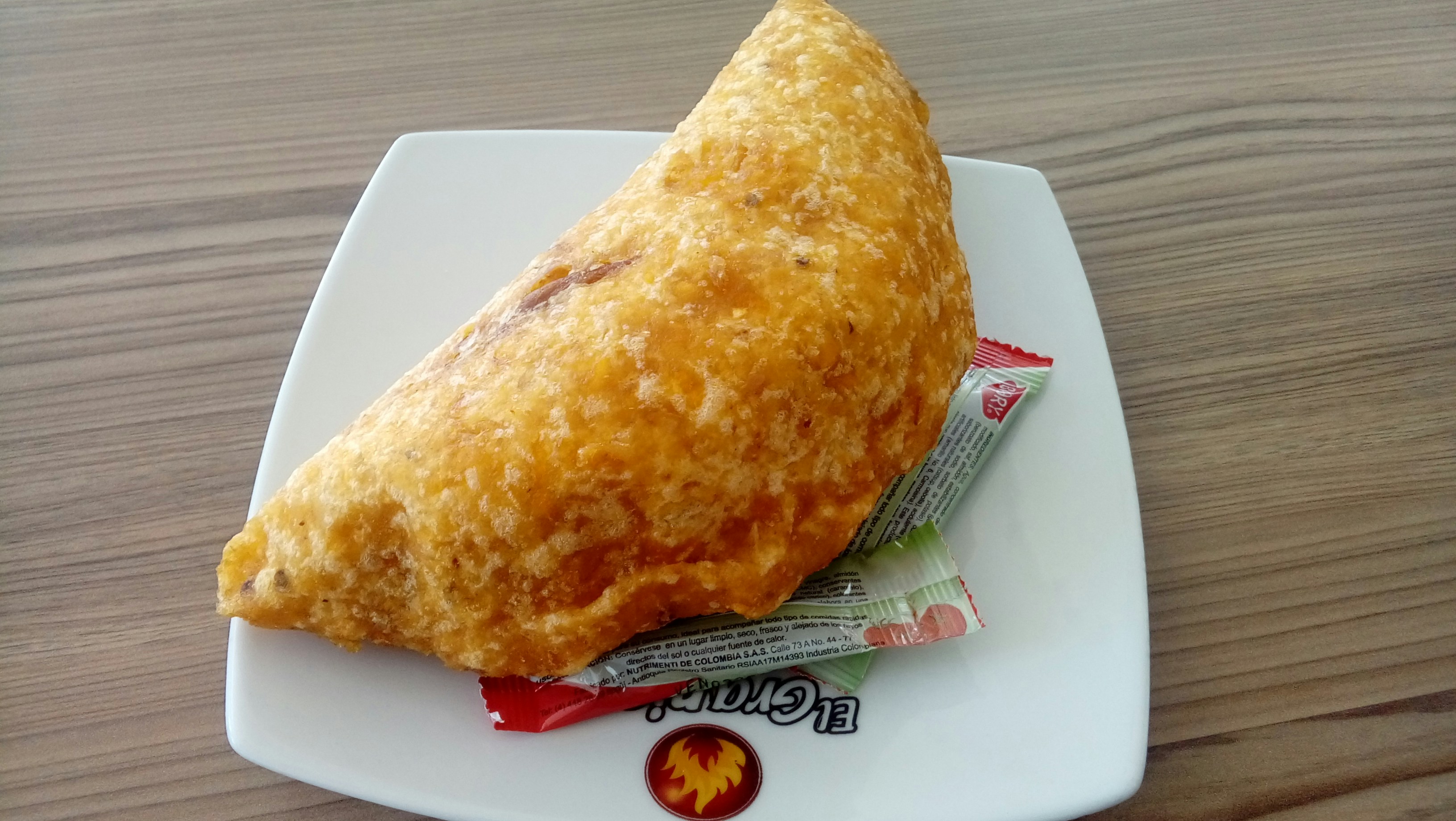 Empanada de pollo recién salida del aceite, brillante y crujiente