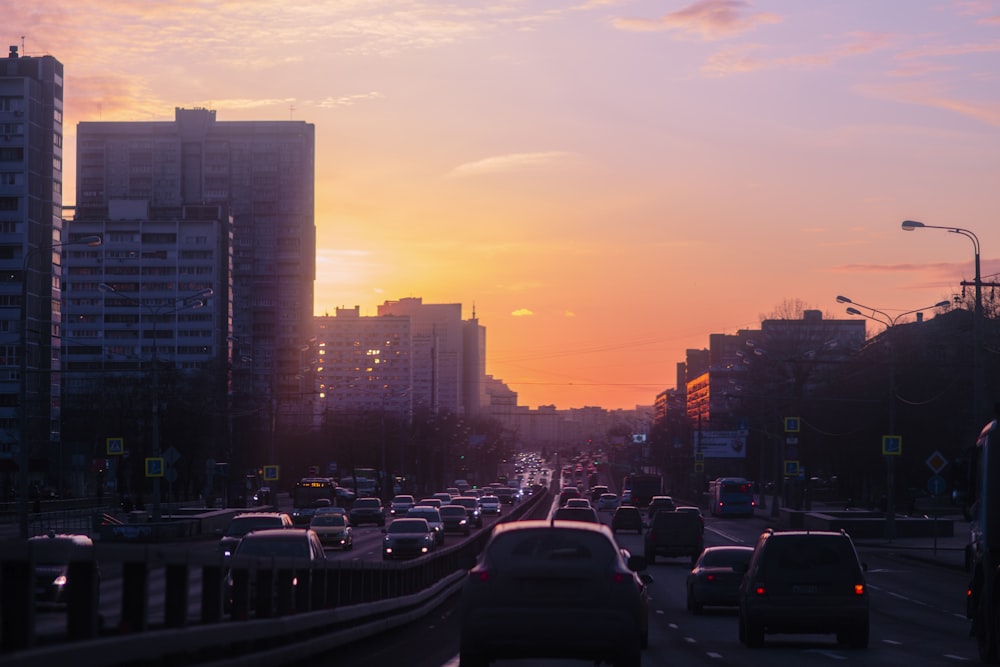 Autos auf der Straße bei Sonnenuntergang