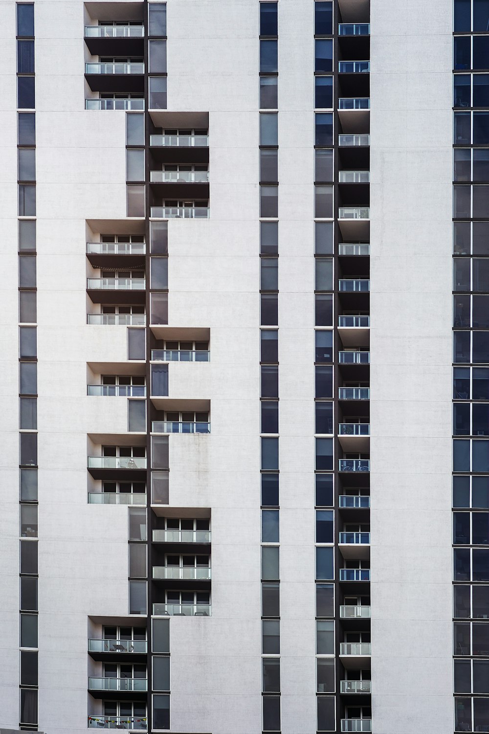 edificio in cemento bianco e blu