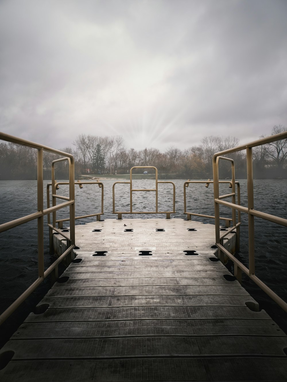 Braunes Holzdock am blauen Meer unter weißen Wolken tagsüber