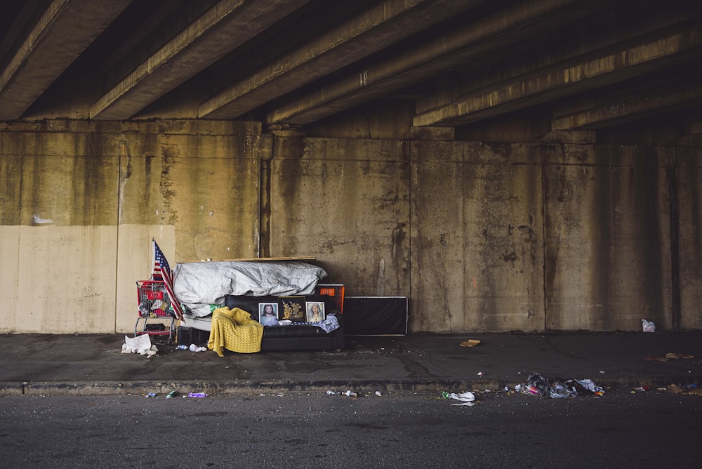 sacs en plastique rouges et jaunes sur remorque noire et rouge