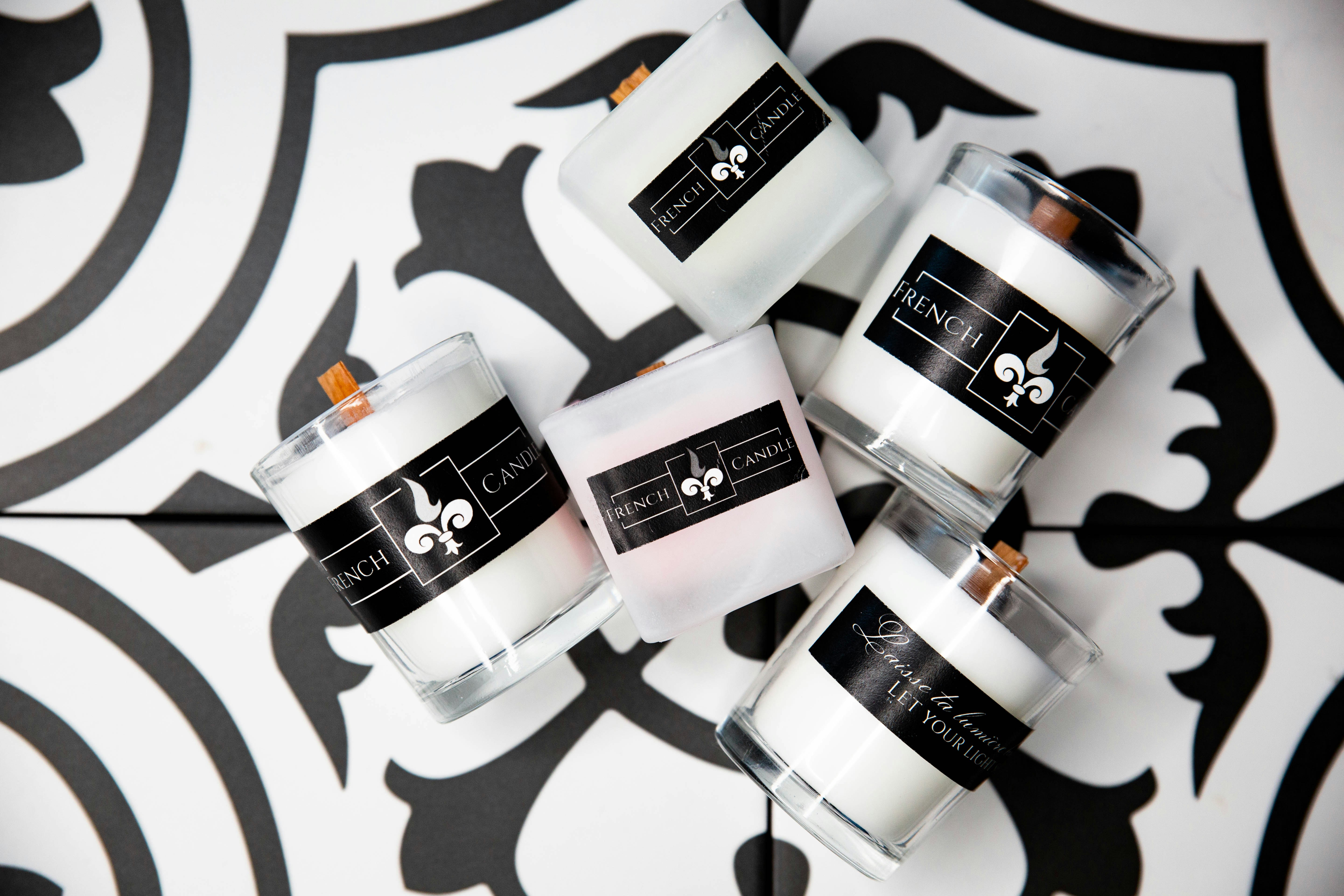 contenants en plastique blanc et noir