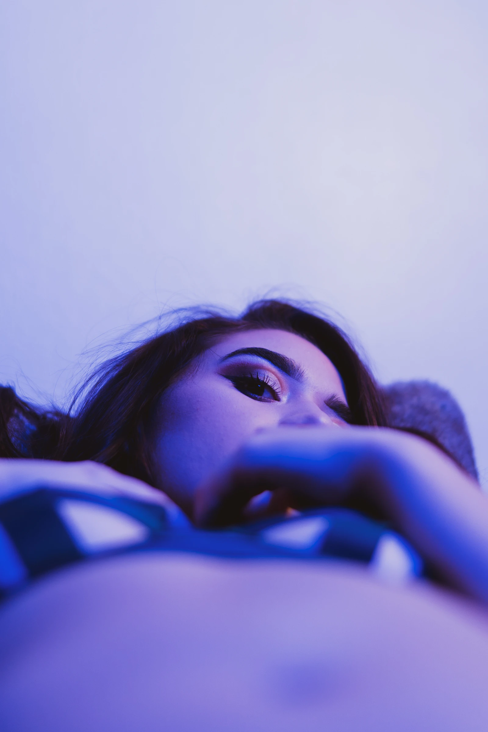 Person wach im Bett bei Nacht, Motiv für Schlafstörungen