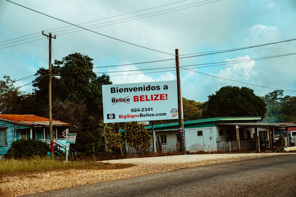 weiß-grünes Holzgebäude tagsüber unter blauem Himmel