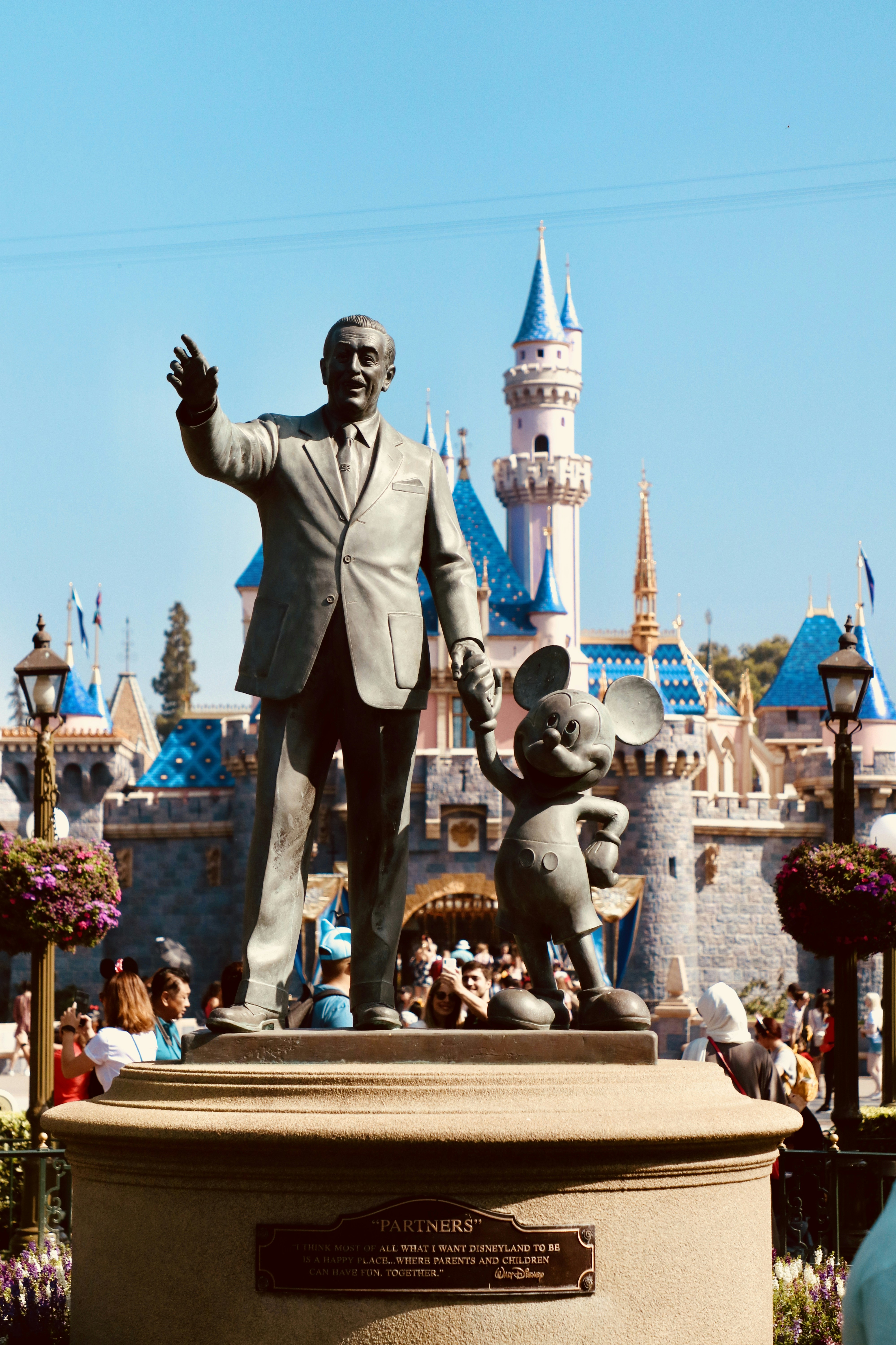 最終お値下げ　東京ディズニーランド ミッキーとウォルト・ディズニー像 ウォルト・ディズニーとミッキー・マウスの銅像| キャステル