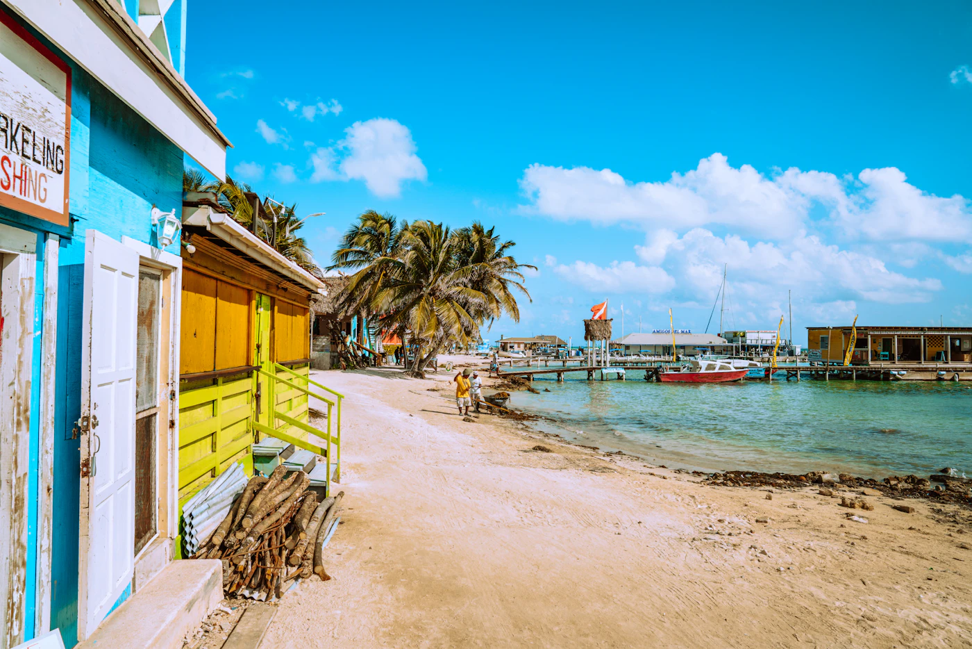 Playa con muelles de madera y mar turquesa en Cayo Ambergris, Belice