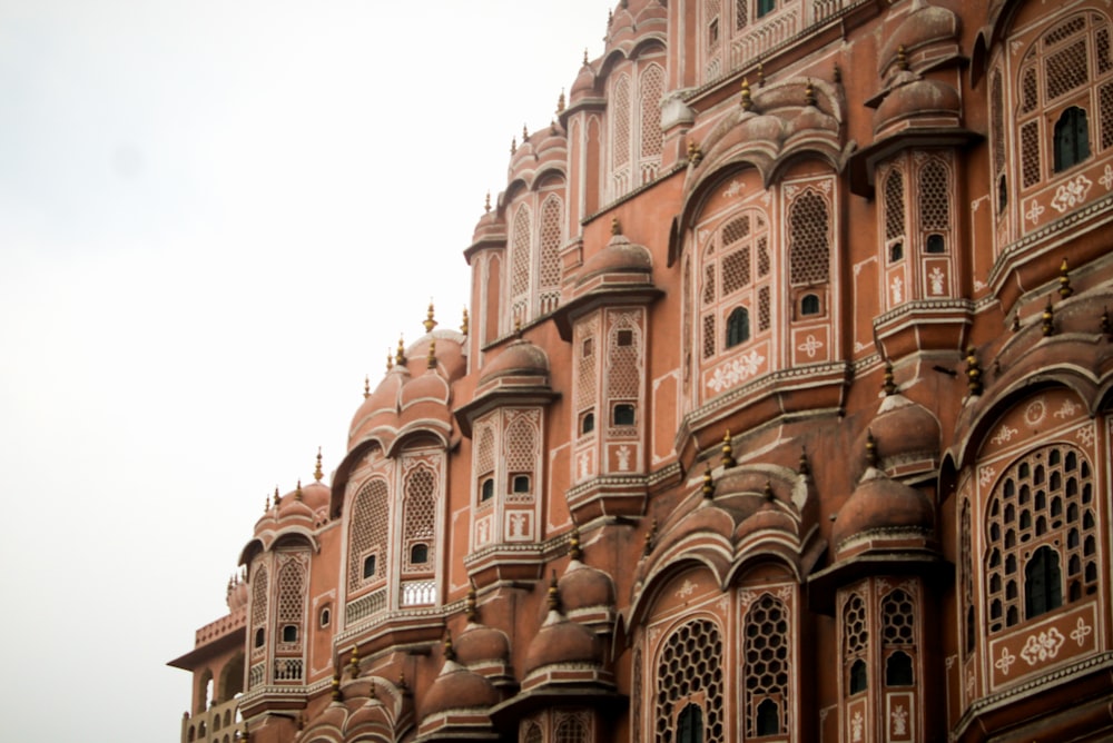 Edificio de hormigón marrón durante el día