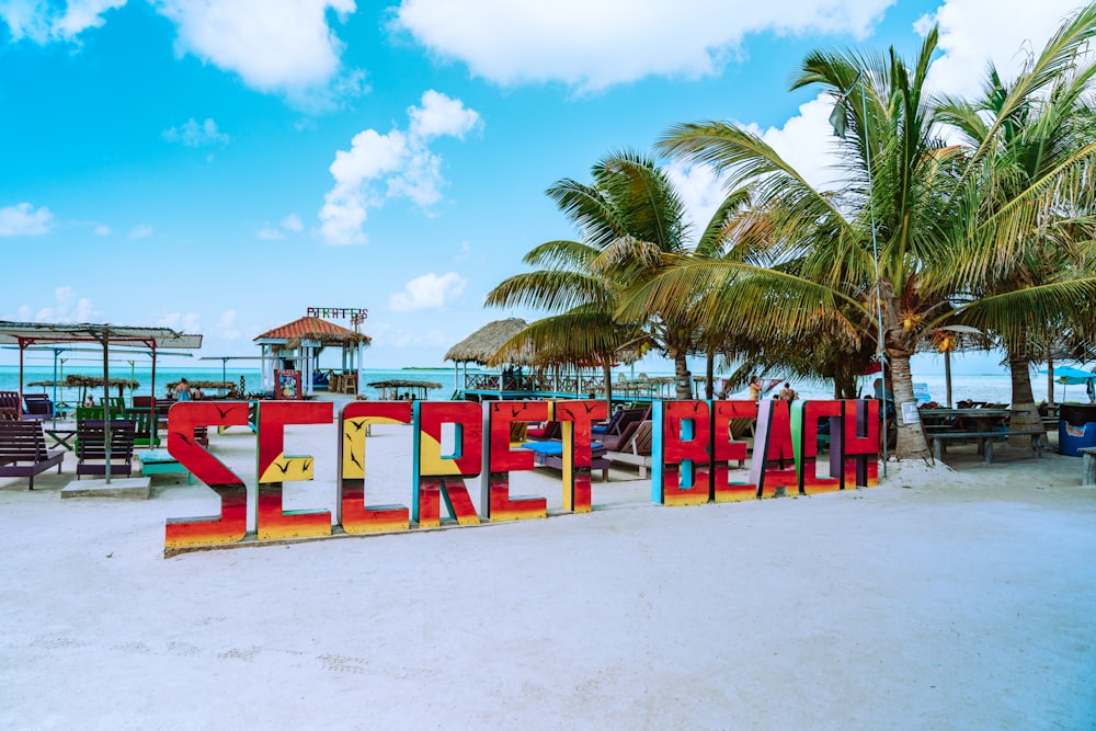 rote und blaue Holzhäuser in Strandnähe tagsüber