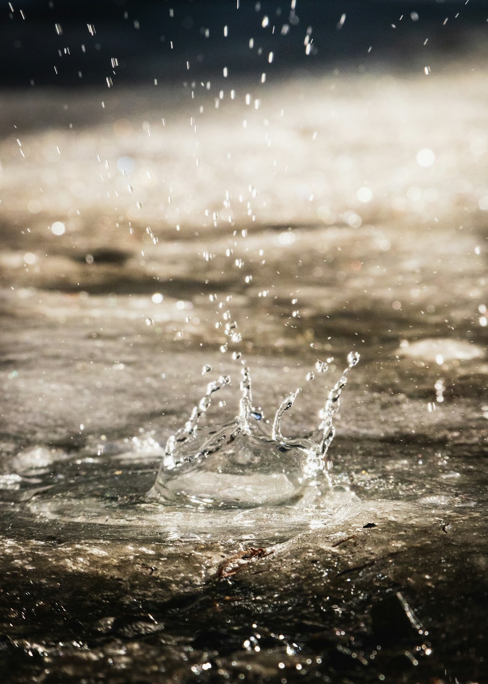 Wasserspritzer auf braunem Sand