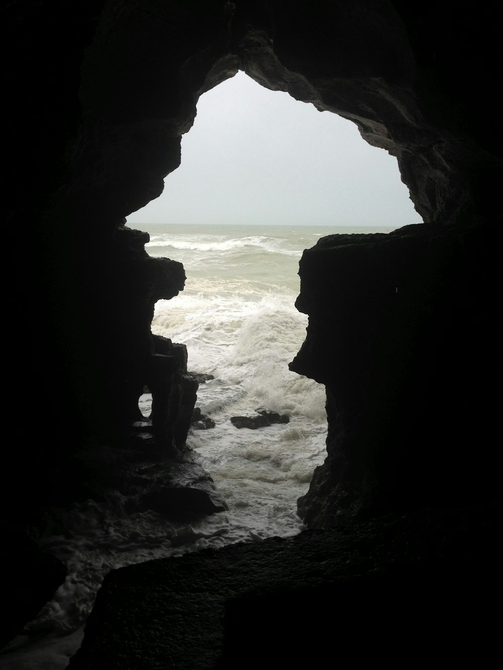 formação rochosa marrom perto do mar durante o dia