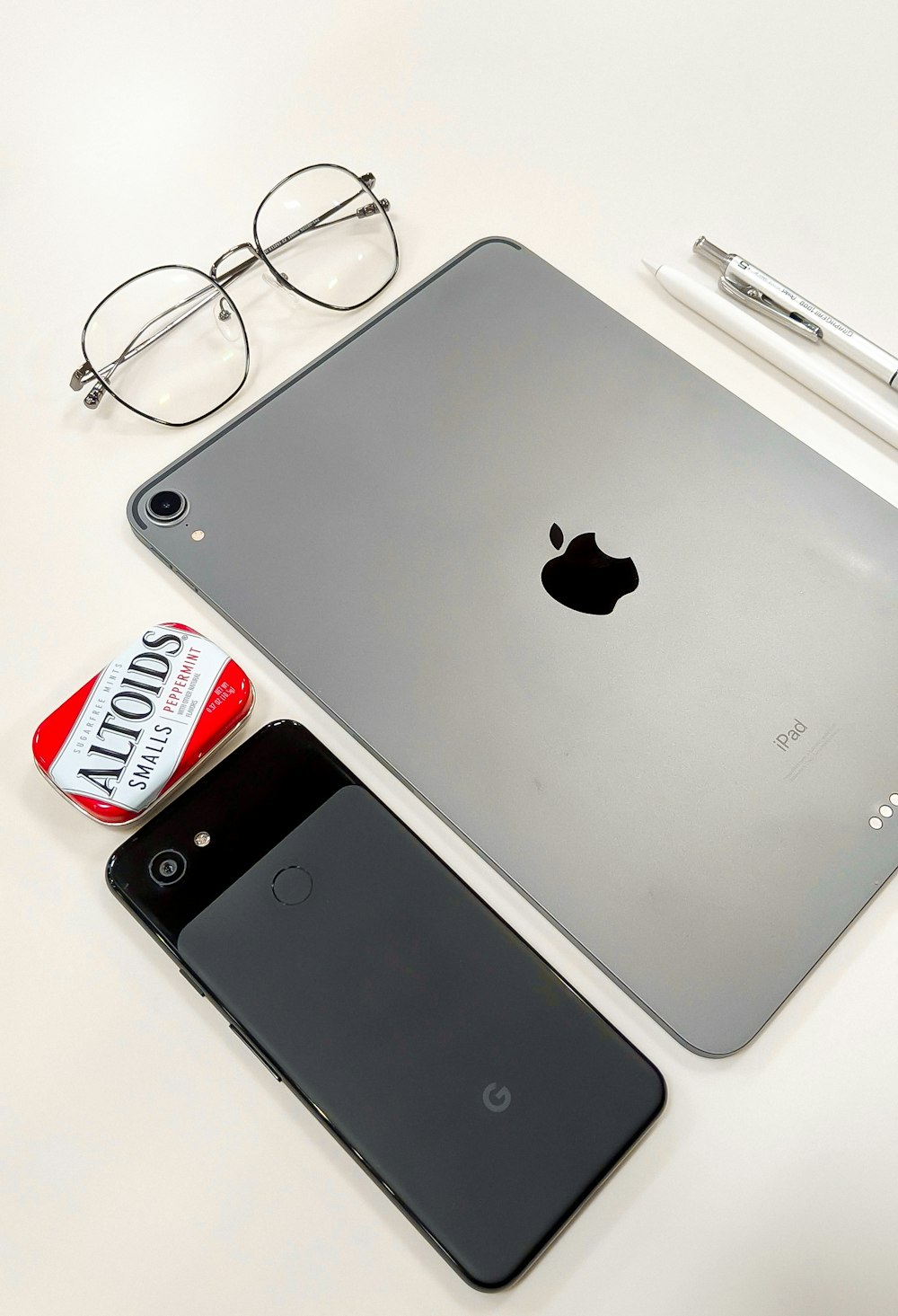 silver iphone 6 beside silver macbook