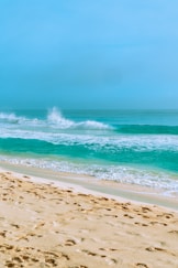 ocean waves crashing on shore during daytime