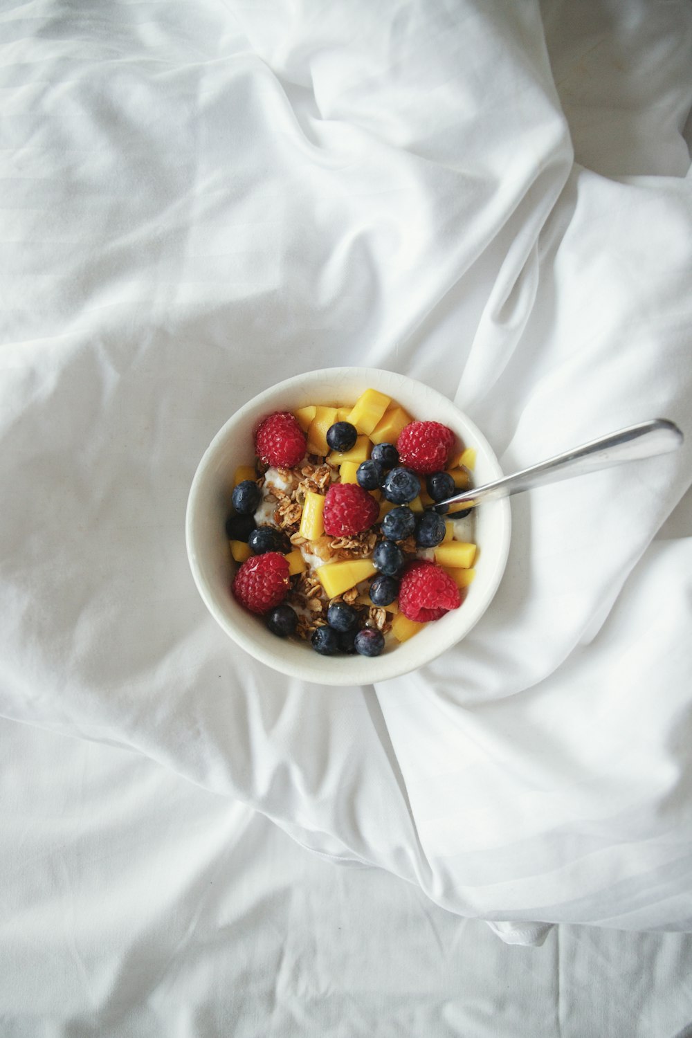 Cuenco de cerámica blanca con frutas