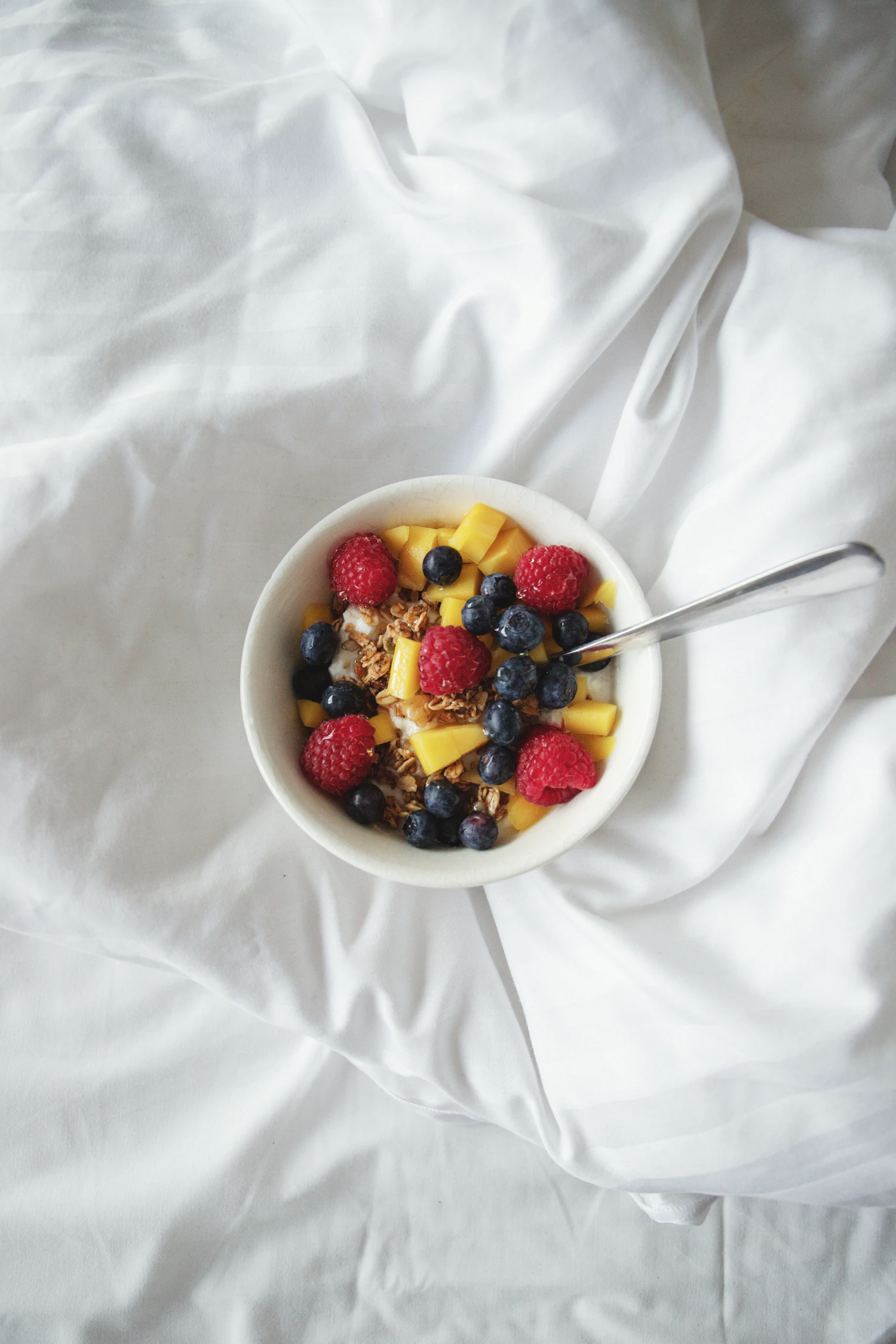 Schale mit Beeren und Obst als Symbol für bewussten Genuss nach dem Rauchstopp