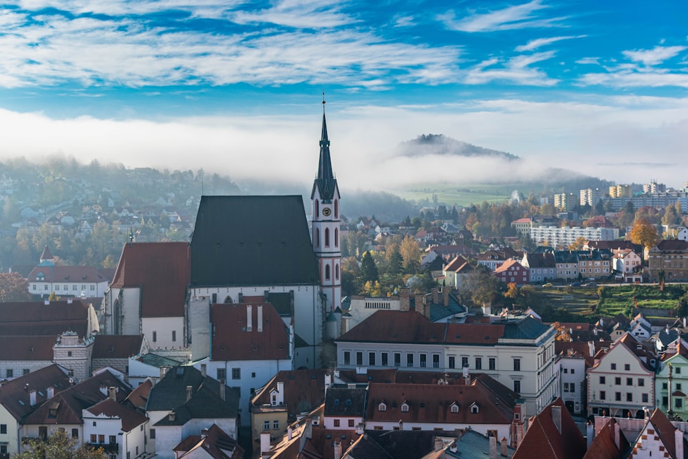 Braune und weiße Betonhäuser unter blauem Himmel tagsüber