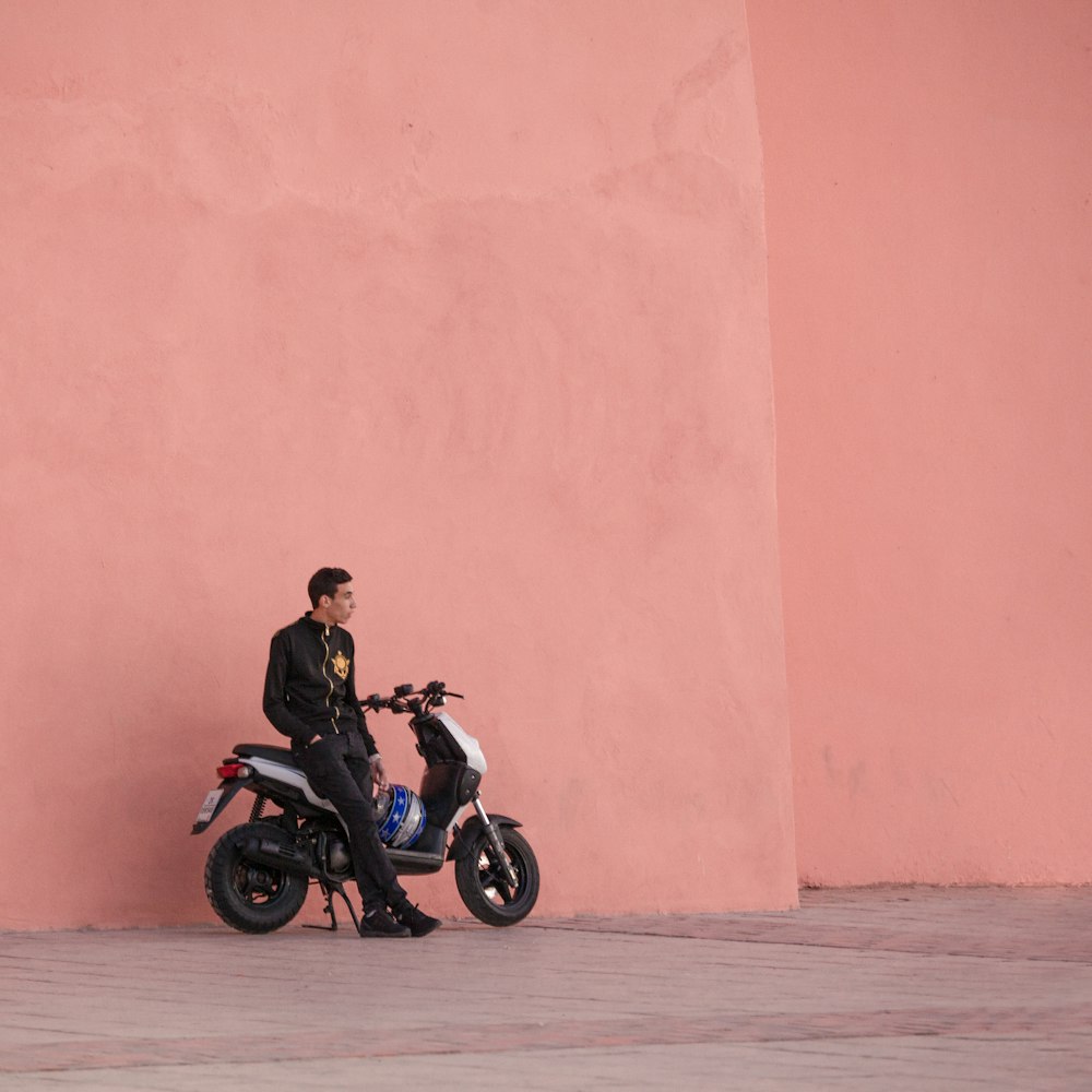 hombre en chaqueta negra montando motocicleta negra