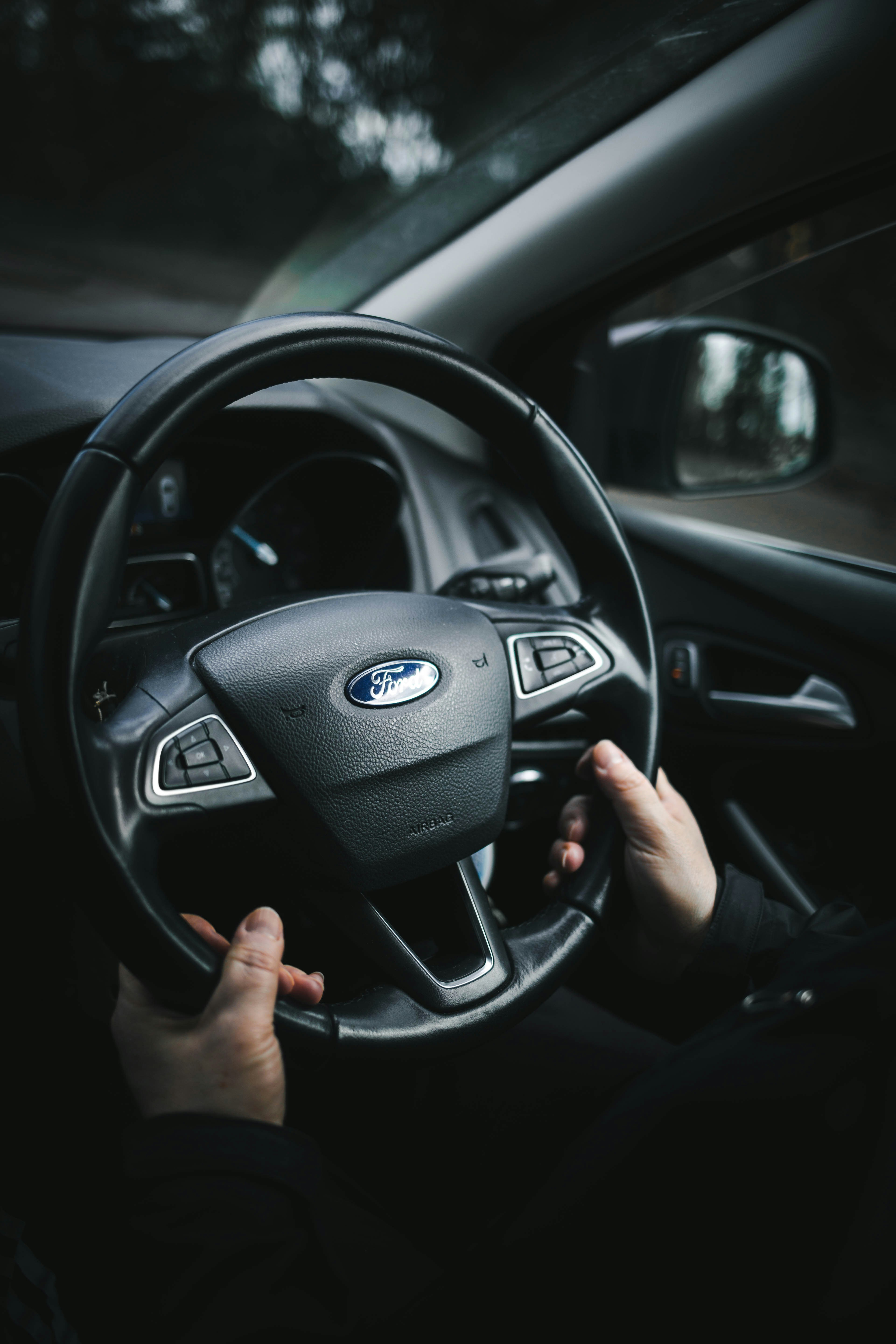 Person mit schwarzem Mercedes Benz Lenkrad
