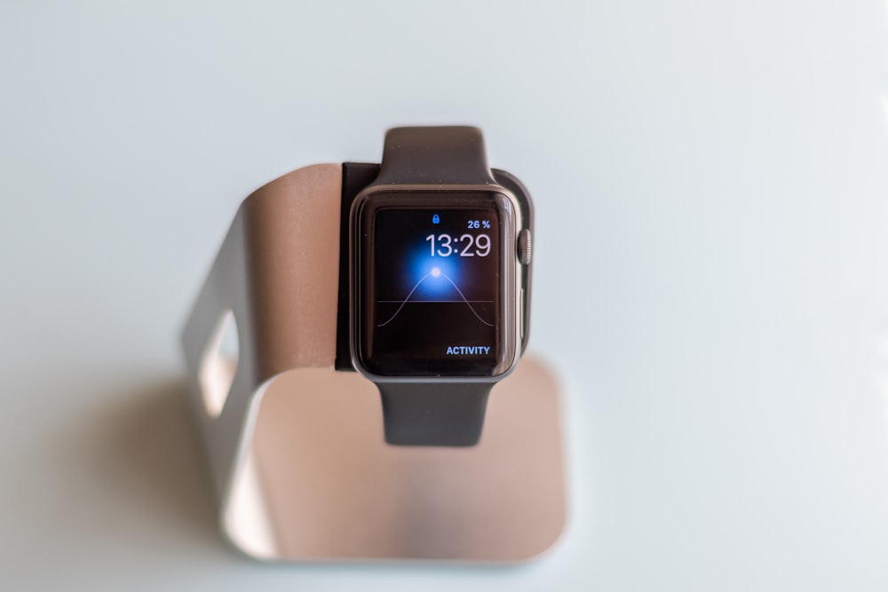 Caja de aluminio plateado Apple Watch con correa de cuero marrón