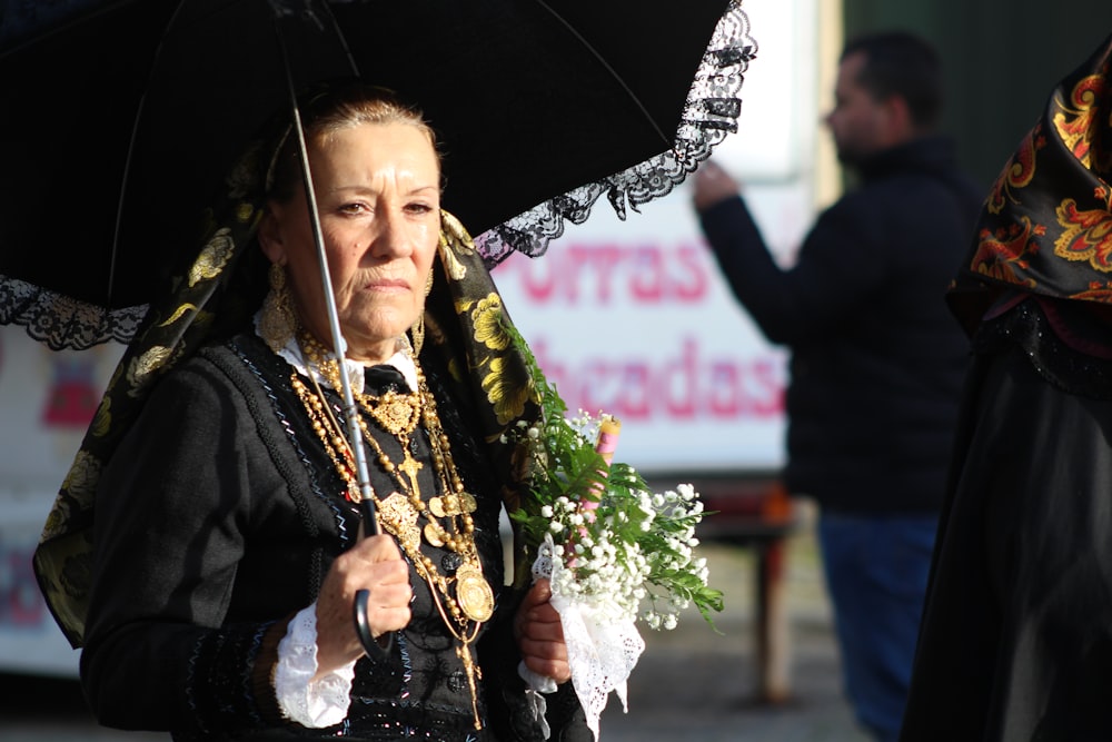 Mann im schwarzen Mantel mit Regenschirm