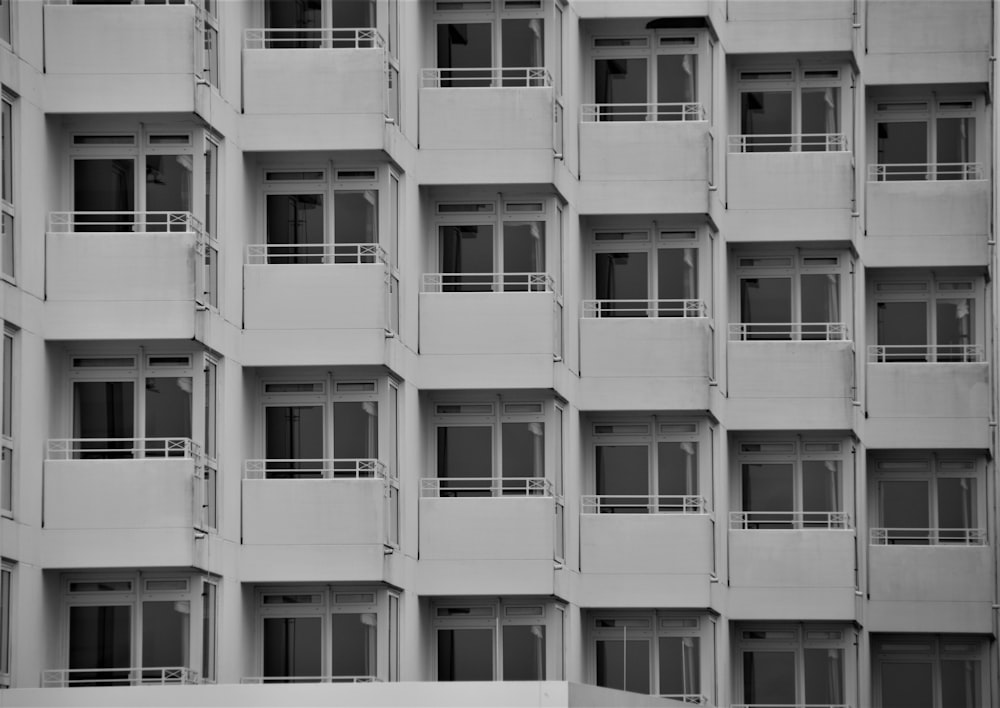 edifício de concreto branco durante o dia