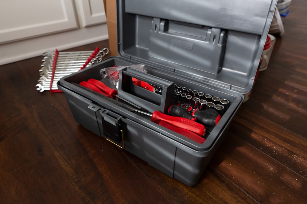Caja de herramientas negra y roja